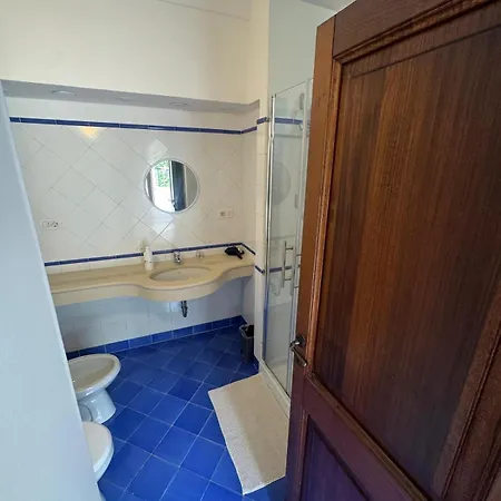 Cozy On Street Level 아파트 *