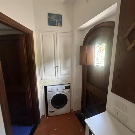 Cozy On Street Level 아파트